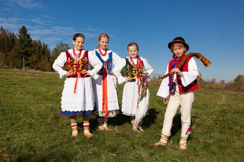 Dzieci w stroju górali żywieckich