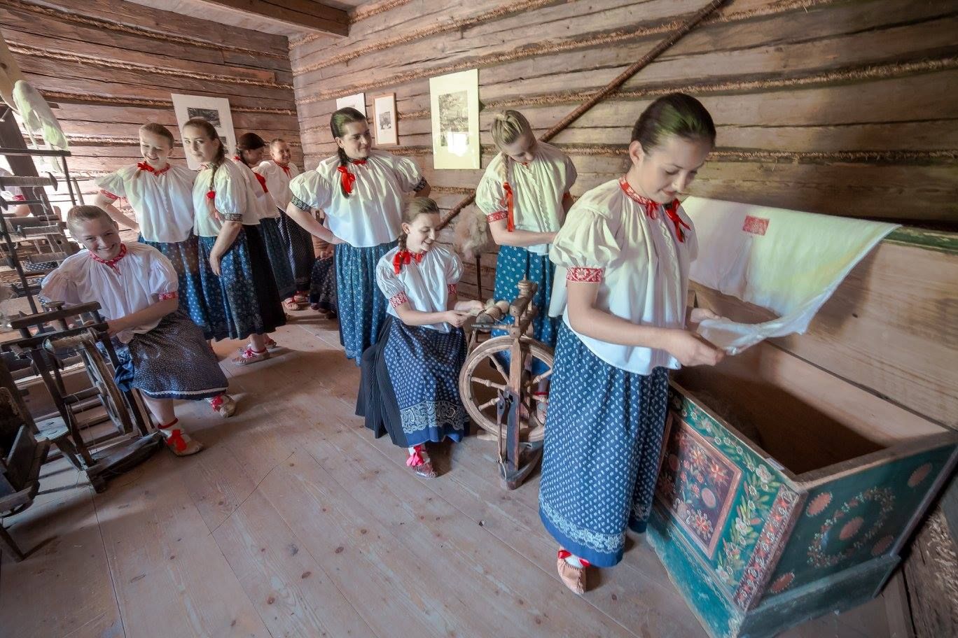 Kobiety ubrane w stroje ludowe Górali Beskidu Śląskiego